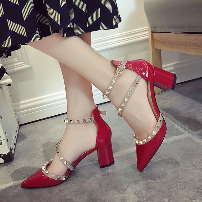 Модные туфли-лодочки с заклепками, белые, сексуальные, женские, лето 2024, босоножки с пряжками, женские, на высоком каблуке, для вечеринок, свадебная обувь, толстый каблук H