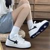 Белые темно-синие сочетающиеся нишевые кроссовки женские ins тренд 2025 весна и осень новые универсальные повседневные белые туфли туфли-хлебницы