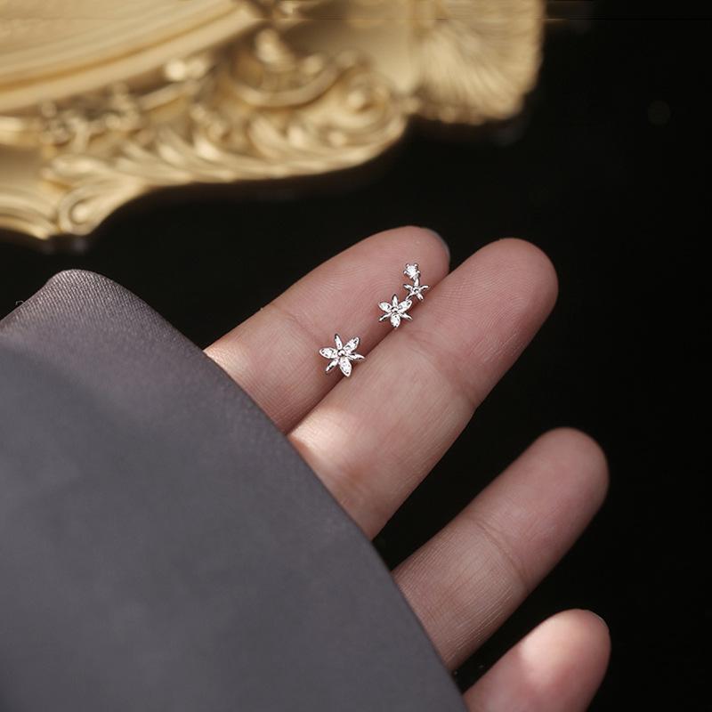 Серьги-пусеты с бриллиантовым цветком Асимметричные серьги-пусеты Женская мода Индивидуальность Мини-серьги Маленькие серьги-цветы