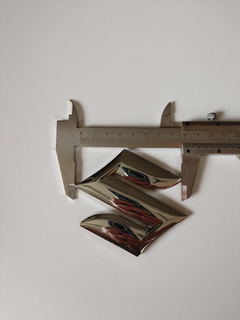 Значок Suzuki S - Оригинальный полый значок на переднюю решетку