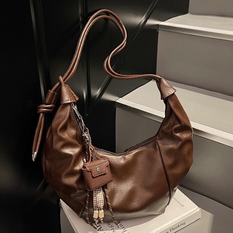 Commuting large-capacity soft leather dumpling bag women's winter new fashionable high-value messenger bag women