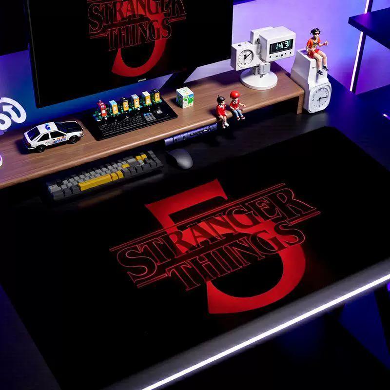 Новый высококачественный печатный кожаный коврик для мыши Stranger Things, увеличенный, с изображением из фильма, для студенческой комнаты, офисного стола, киберспорта, противоскользящий коврик для мыши и клавиатуры, настольный коврик