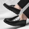 Модные Легкие Мужские Мокасины Новые Кожаные Лоферы Ручной Работы Прострочка Мужские Туфли для Вождения Резиновая Повседневная Обувь Удобные Слипоны