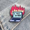 Я Тестирую В Продакшене Эмалевая Брошь Ноутбук В Огне Тех Юмор Кодинг Программист Подарок Значок Жизнь Разработчика Оно Значок Инженера ПО Acc