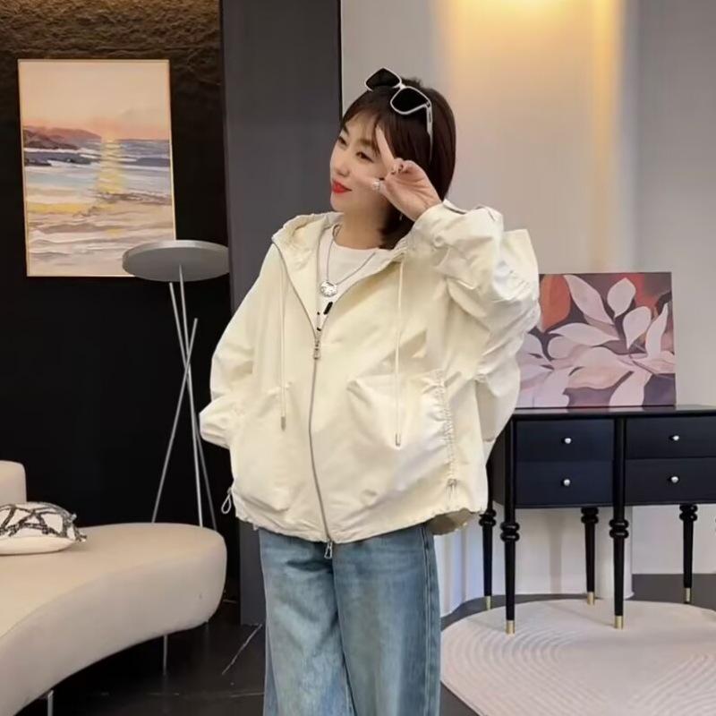 Женский демисезонный плащ-ветровка с капюшоном для миниатюрных: Свободный крой, однотонная куртка с длинным рукавом.