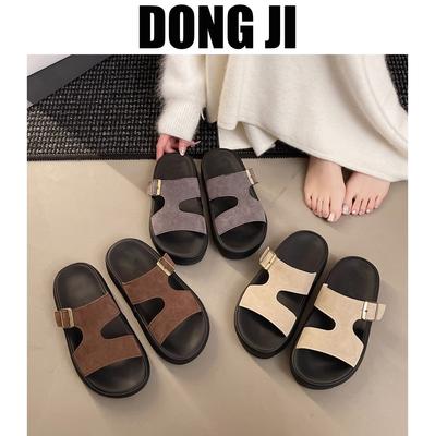 Толстые подошвы классные тапочки женская летняя модная одежда сандалии с мягкой подошвой женские 2025 новые интернет знаменитости повседневные пляжные тапочки женские