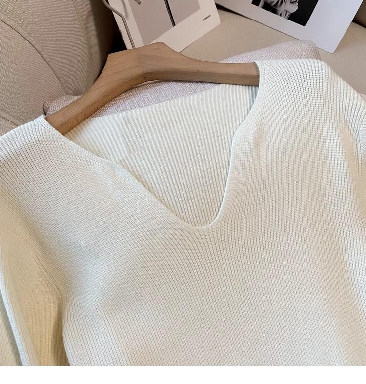 Женское трикотажное платье премиум-класса с V-образным вырезом и облегающим талию дизайном средней длины для осени/зимы.