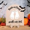 1/2Pcs Baby First Halloween Footprint Sign with Base Spooky Bat Trick or Treat Smell My Feet Footprint Milestone Keepsake Wooden Decoration