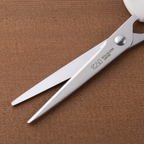 Kai Nyammy Cat Kitchen Scissors, Warm Gray, with Magnetic Storage Case, Made in Japan, DH2739