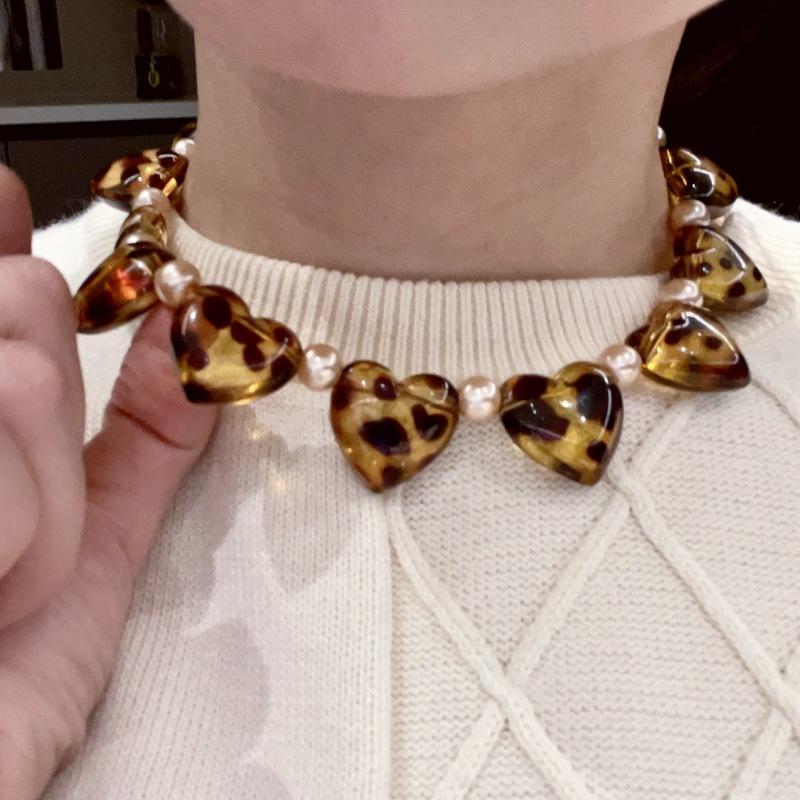 Цепочка на шею с леопардовым принтом, бусинами из жемчуга и подвеской в виде сердца, нишевый дизайн, цепочка для ключиц, ожерелье-чокер в стиле легкой роскоши