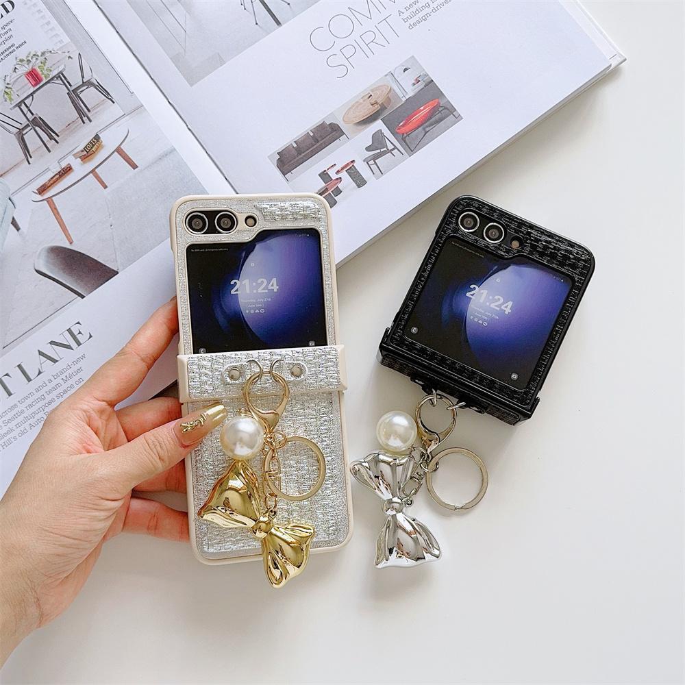 Чехол из кожи с текстурой из шелковой нити и золотыми подвесками-бантиками для Samsung Galaxy Z Flip 6 5 4 3, защитный чехол с жестким шарниром