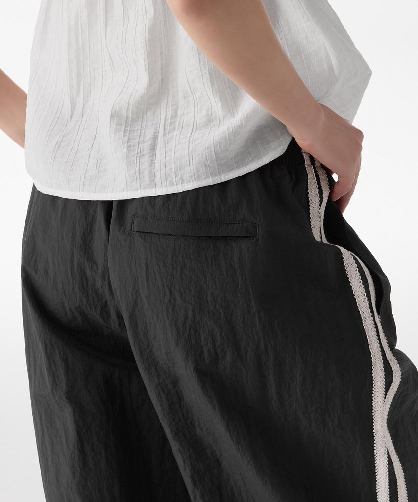 MUSINSA STANDARD WOMAN Женские широкие кружевные спортивные штаны из нейлона [Черный]