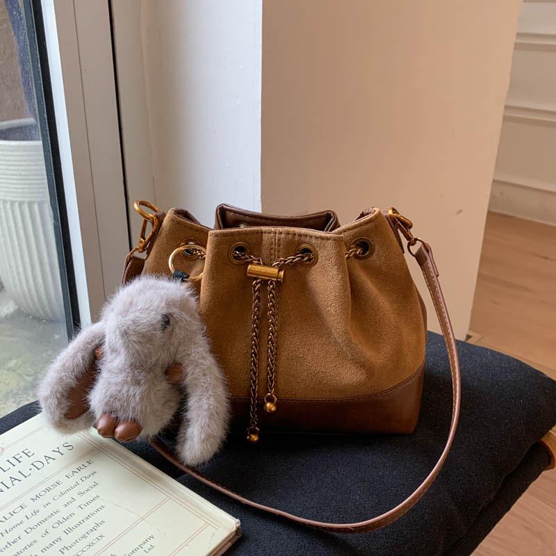 Матовая ретро маленькая сумка женская осень-зима 2025 новая трендовая сумка-мессенджер в этом году популярная плечевая сумка-подмышка сумка-ведро