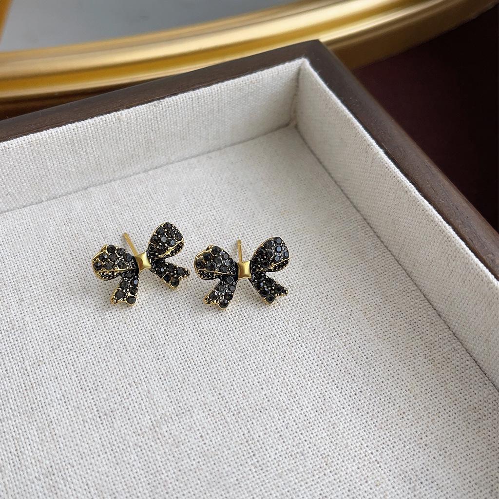 Винтажные геометрические серьги с жемчугом для женщин - Ретро стиль Гонконга, Легкая роскошь, Ощущение высокого класса