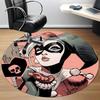 1 шт. Круглый коврик для офиса с изображением Харли Квинн и Джокера, подходит для использования под офисными креслами, в спальне, гостиной и других помещениях. Доступен в различных размерах.