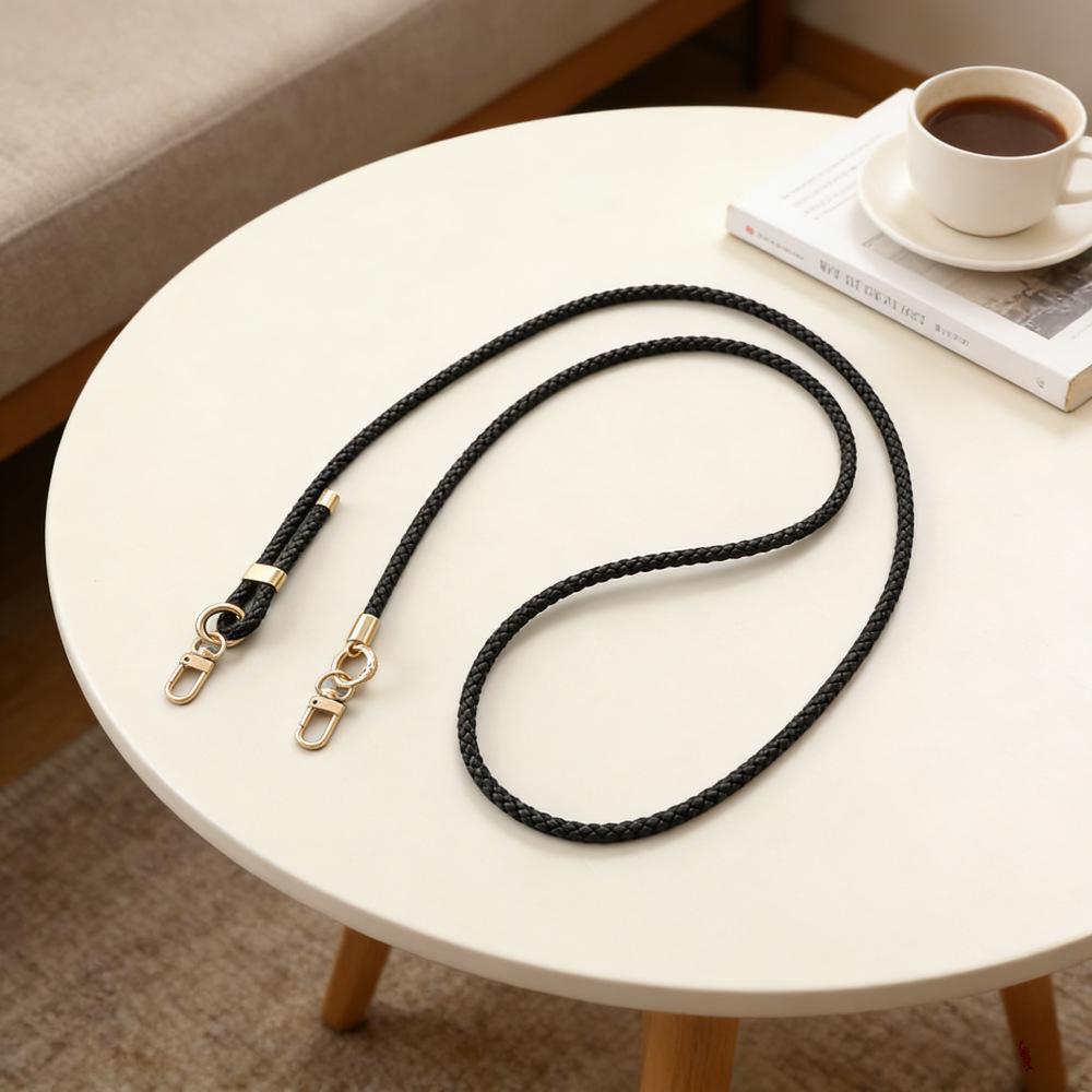 Регулируемый плетеный кожаный ремешок через плечо и брелок для телефона.