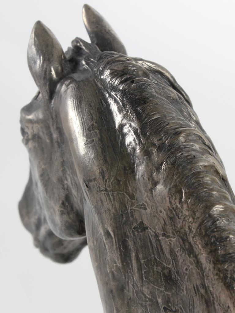 Bay Horse – Elegant statuette, bust of a horse on a stone base | Art-Dog