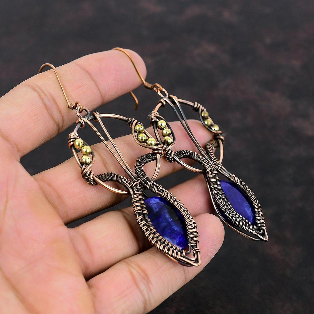 Серьги с граненым синим сапфиром, медная проволочная обертка, изящные серьги ручной работы, ювелирные изделия из меди с драгоценными камнями, дизайнерские серьги, подарок на годовщину