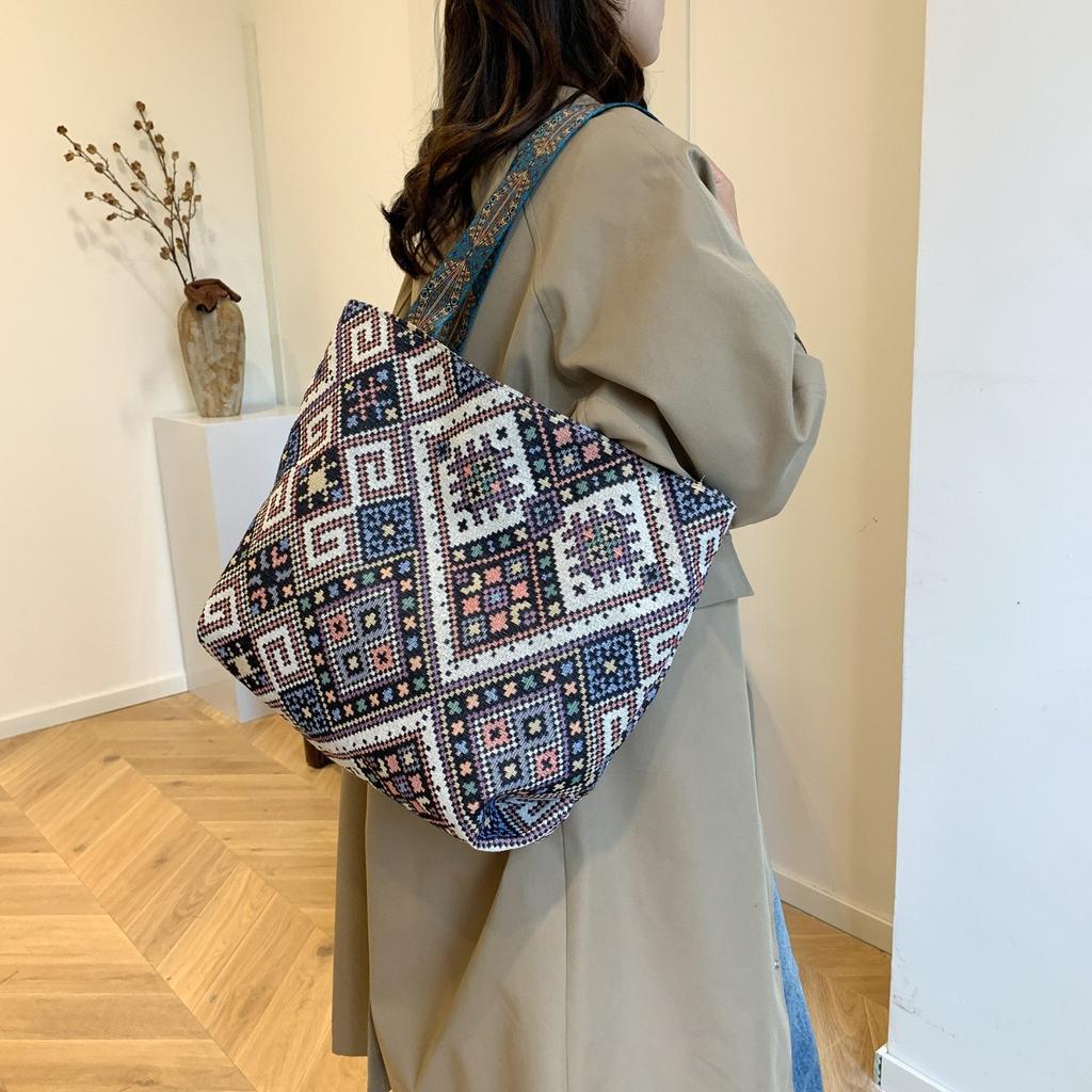 2025 новая сумка подмышку в отпускном стиле, на плечо, нишевая мода, простой темперамент, универсальная женская сумка