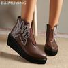 Женские ботильоны на танкетке с вышивкой Дизайнерские туфли в стиле ретро на среднем каблуке Трендовые зимние новые классические готические кожаные ботинки Botas De Mujer