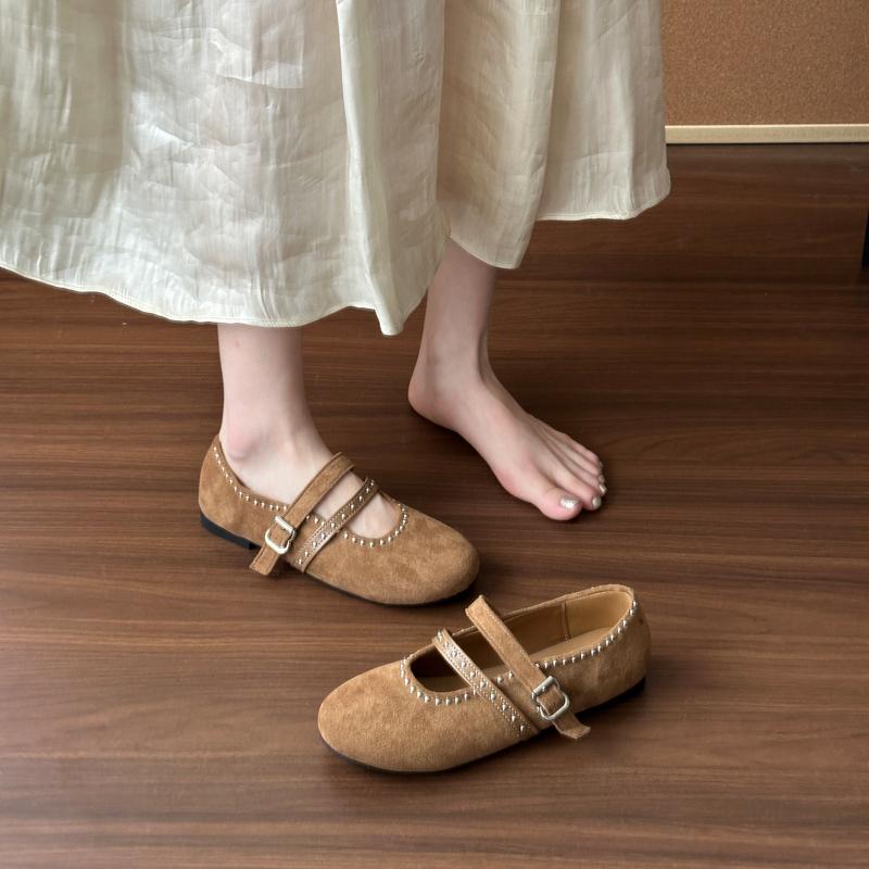 Модная винтажная обувь Мэри Джейн на плоской подошве 2025 Новая французская универсальная обувь с заклепками для женщин
