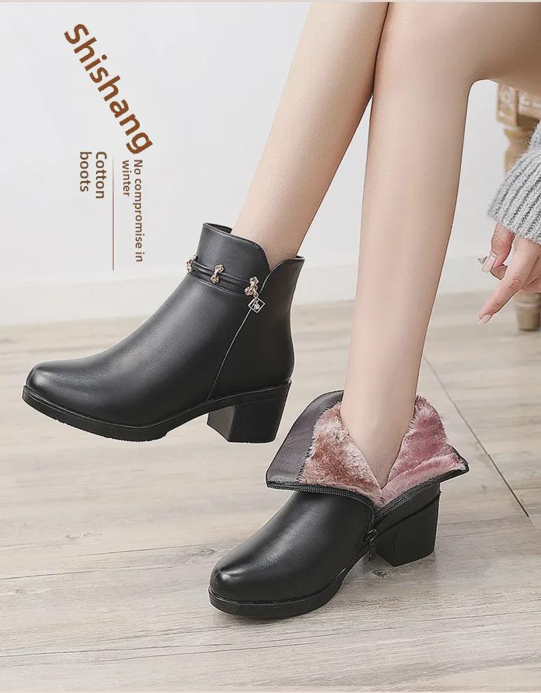 Зимние кожаные ботинки на среднем каблуке для женщин среднего возраста — теплые, нескользящие, с бархатной подкладкой.