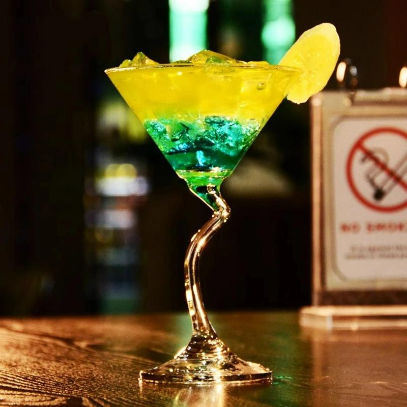 Creative Cocktail Glasses Cups Curved Martini Glass Cup Personalized Curved Martini Glass Goblet Drinkware Bar Home Accessories