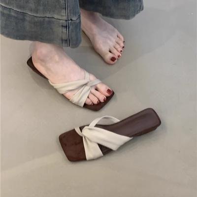 Дизайнерские нишевые сандалии лето 2025 новая французская ретро красная модель с открытым носком на высоком каблуке прохладные шлепанцы женская обувь