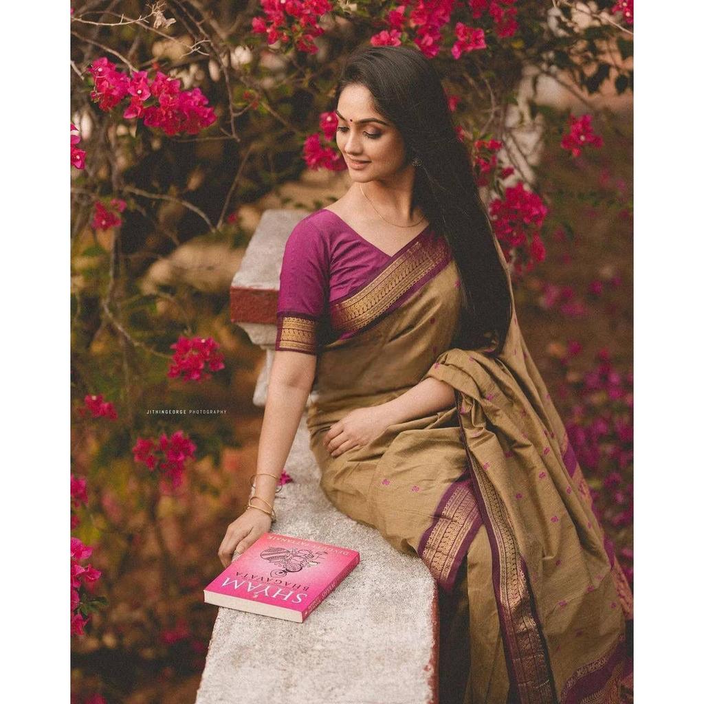 Шелковое сари из магазина АЛМААРИ украшено красивой вышивкой Зари в виде традиционных мотивов.