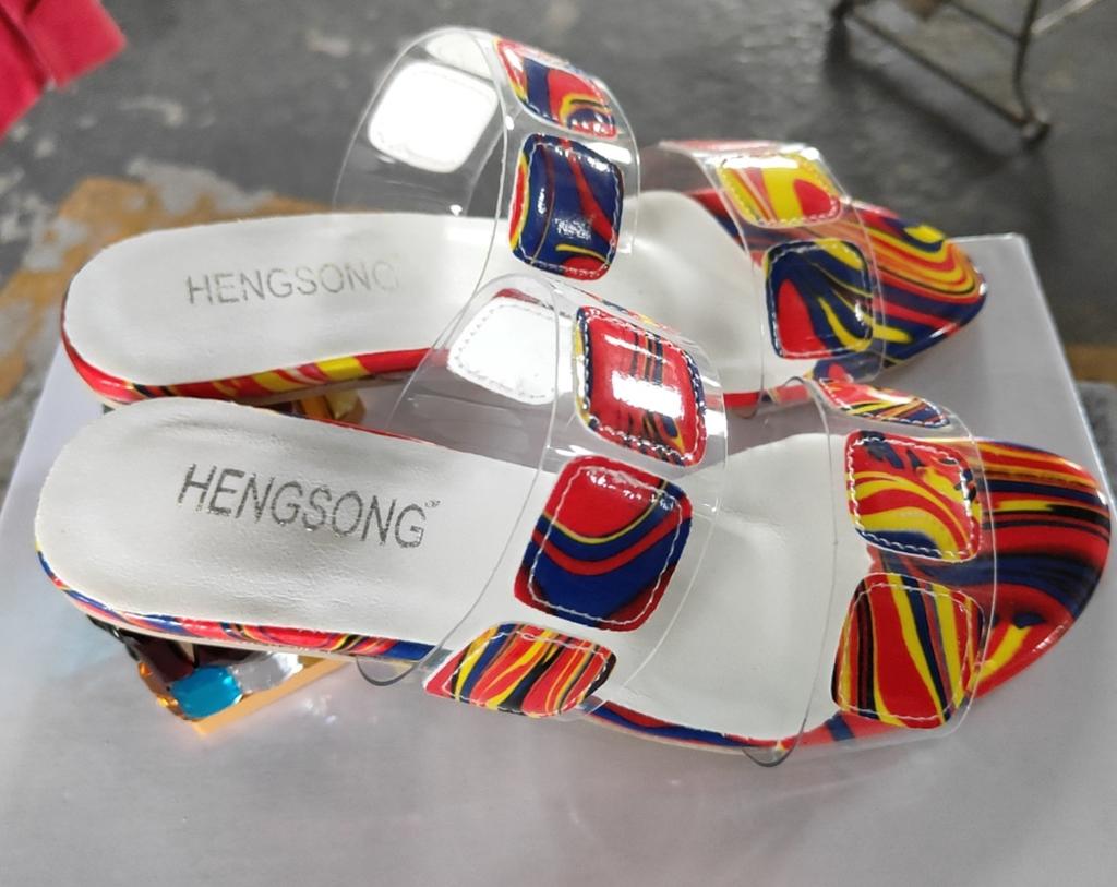 Мода Мода Женская обувь Лето Новые стили Толстые каблуки Высокие каблуки Противоскользящие Удобные тапочки Простые Легкие женские сандалии