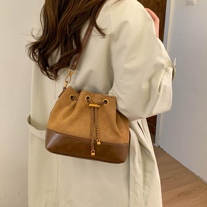 Матовая ретро маленькая сумка женская осень-зима 2025 новая трендовая сумка-мессенджер в этом году популярная плечевая сумка-подмышка сумка-ведро