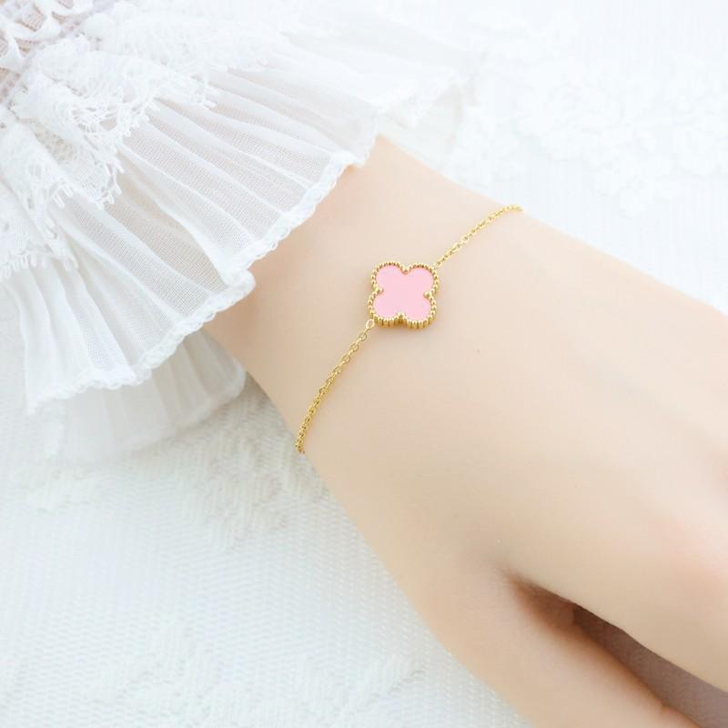 Этот стильный браслет из титановой стали с четырехлистным клевером — элегантный браслет для женщин, который никогда не тускнеет.