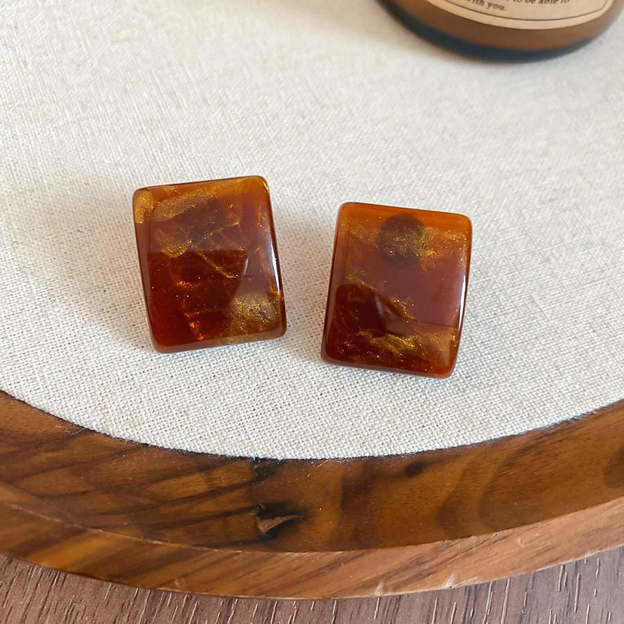 Silver Needle Geometric Stud Earrings: Retro, Light Luxury, Versatile Fashion, Elegant Accessories.