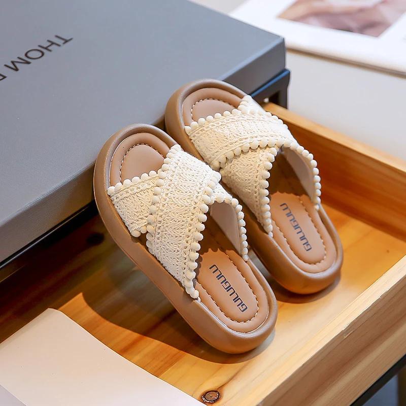 Тапочки для девочек в этническом стиле 2024 года, новые летние универсальные мягкие детские туфли на платформе, простые нескользящие плетеные тапочки для принцесс