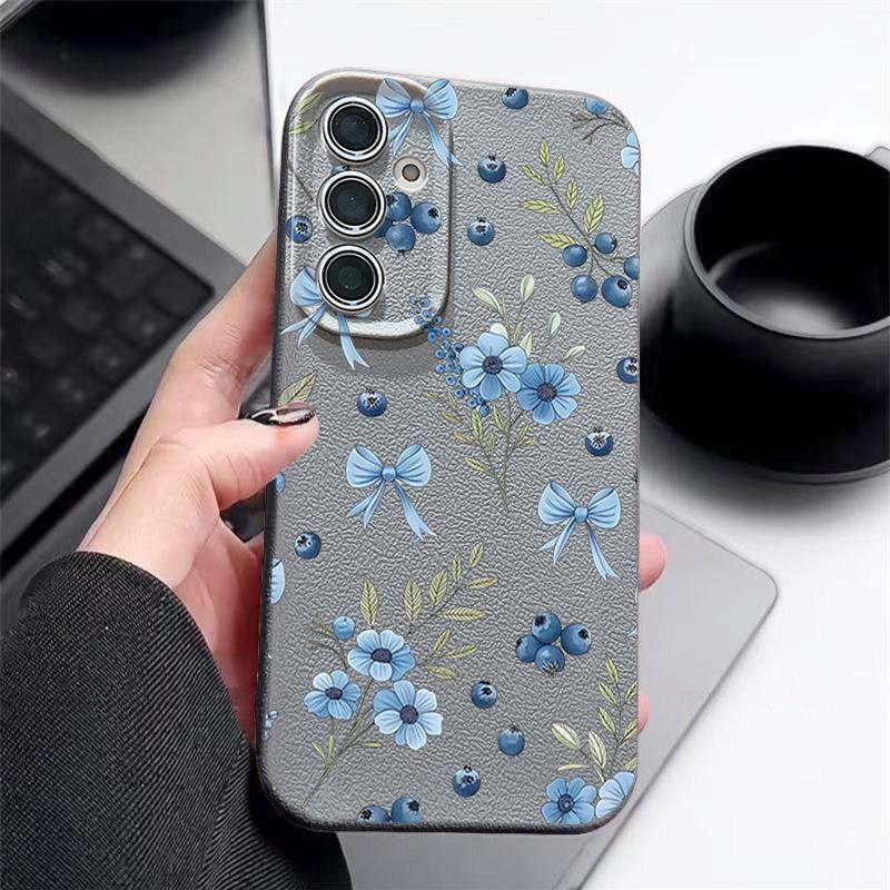 Чехол с цветочным рисунком «Черничные бантики» для Samsung S26 S25 S24 Ultra S23 S22 S21 FE A15 A16 A17 A26 A35 A36 A37 A54 A55 A56 A57 5G с текстурой кожи.