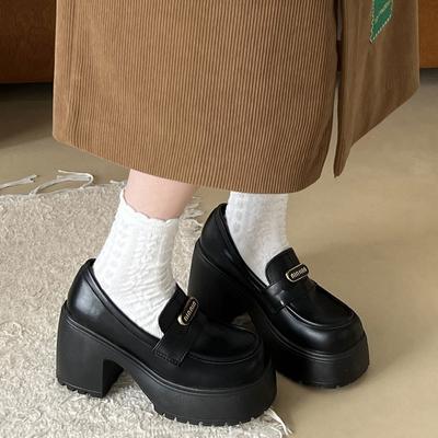 Модная универсальная черная платформа толстый каблук маленькие кожаные туфли женские 2025 новая летняя юбка британский стиль лоферы