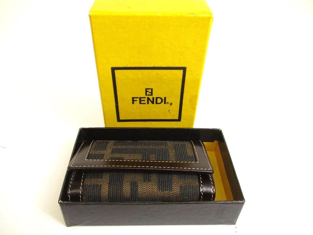 Оригинальный брелок FENDI Zucca из хаки-холста и темно-коричневой кожи, 6 предметов, #a969. Открытая коробка