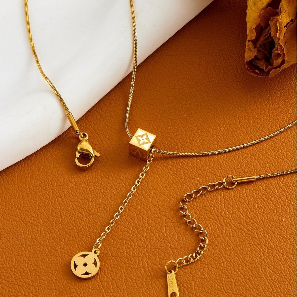 Four-Leaf Clover Element Necklace Female Titanium Steel Light Luxury Round Pendant Temperament Trend Fashion Jewelry