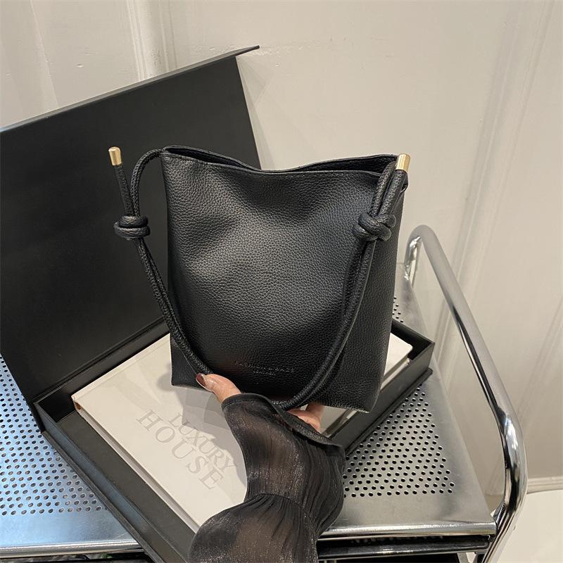 Маленькая женская сумка 2025 новая с узором личи, сумка-ведро под мышкой, нишевый дизайн, универсальная сумка, на плечо, сумка-мессенджер