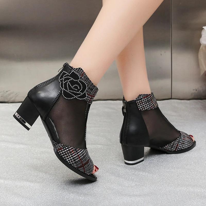Модные популярные летние босоножки на толстом каблуке для женщин, новые дышащие туфли со стразами и сеткой для женщин, модные туфли с острым носком на высоком каблуке