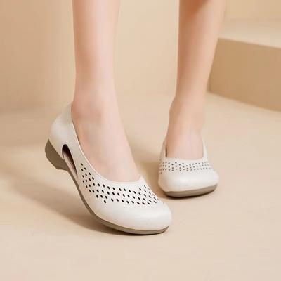 Женские сандалии нескользящая подошва из говяжьей кожи 2025 лето новая полая средней и пожилой возраст плоская подошва дышащие супермягкие модные туфли для мамы