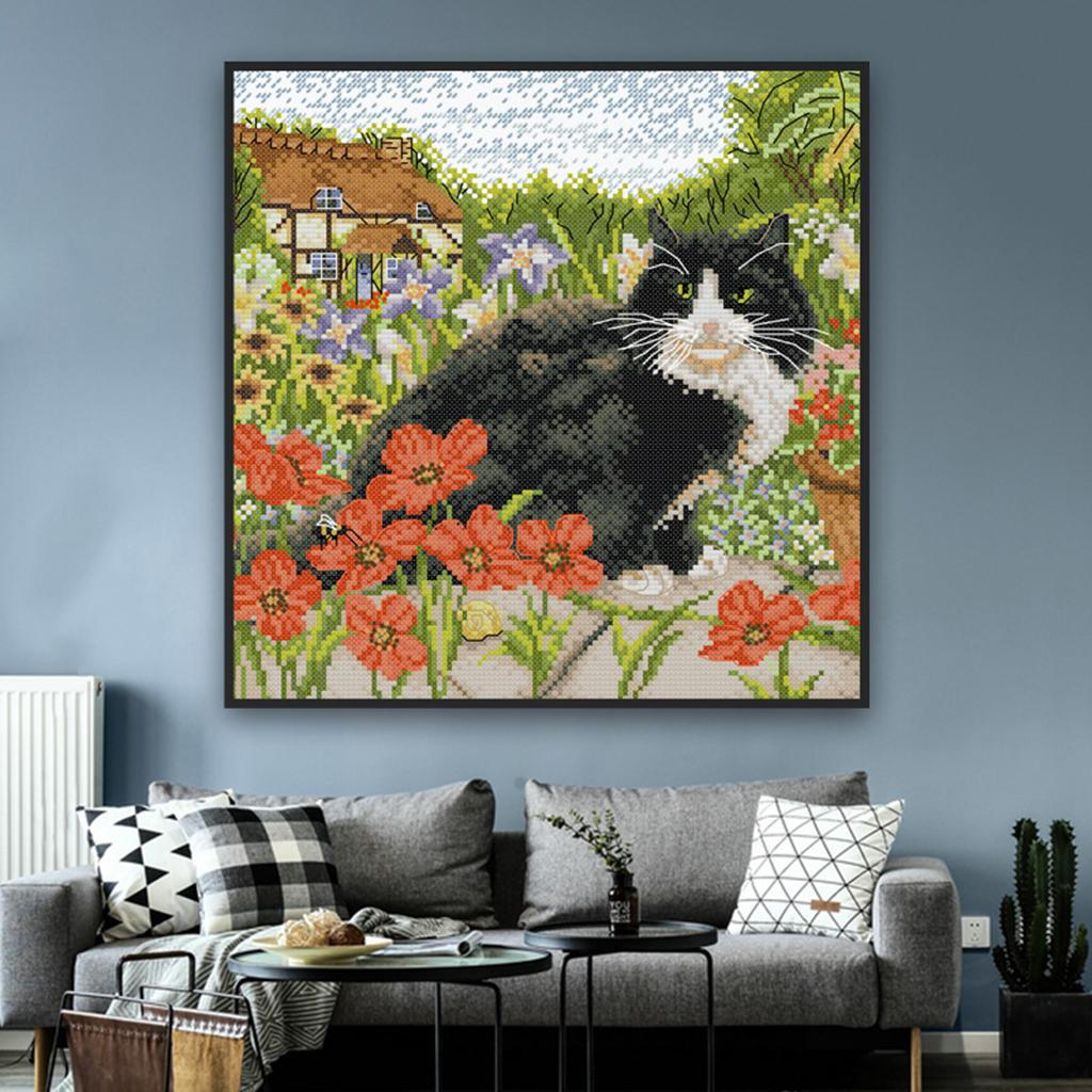 Красивое цветочное украшение в виде кошки, выполненное вышивкой гладью.