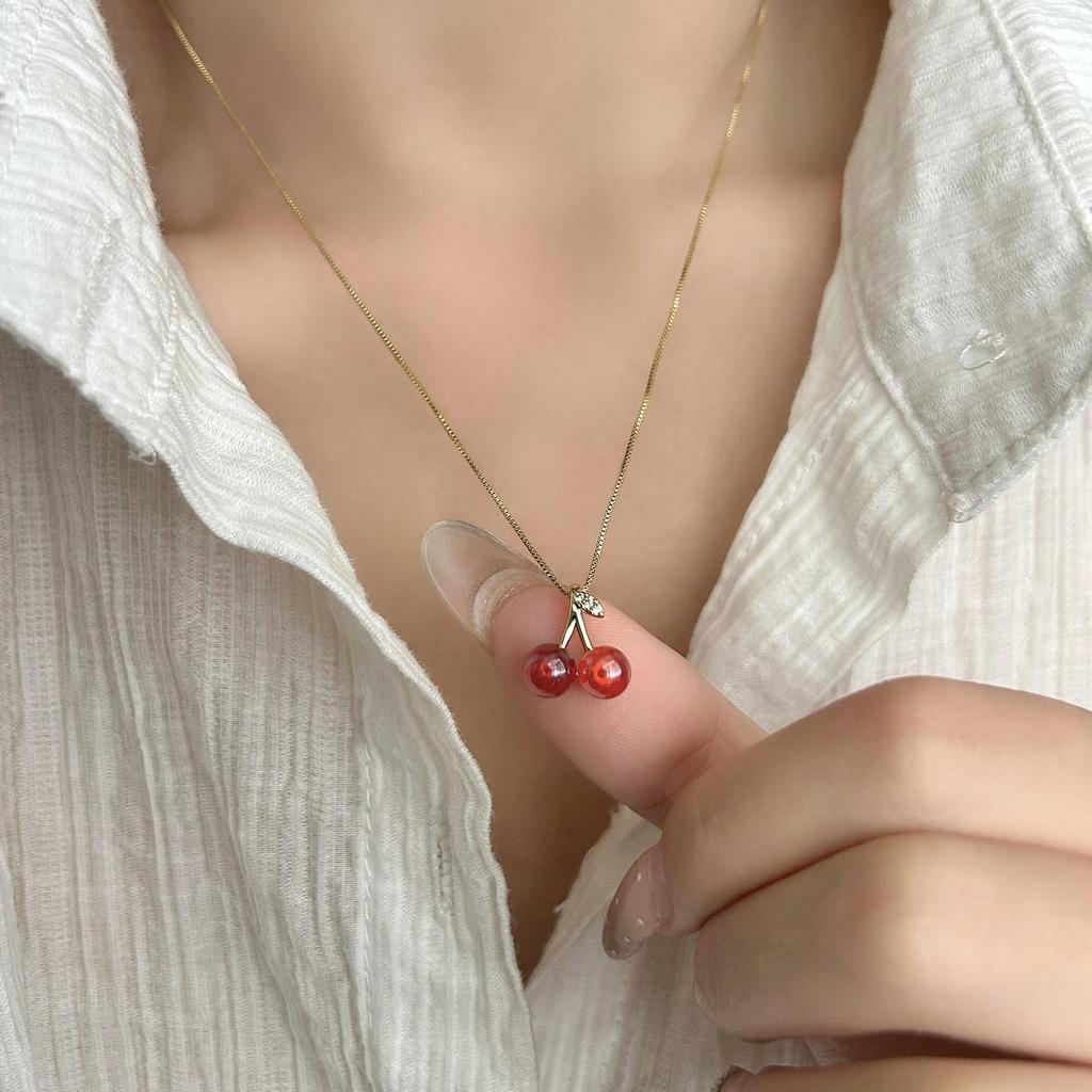 Подвеска-ожерелье из агата Красная Вишня: Элегантная женская цепочка на ключицу с эксклюзивным нишевым дизайном
