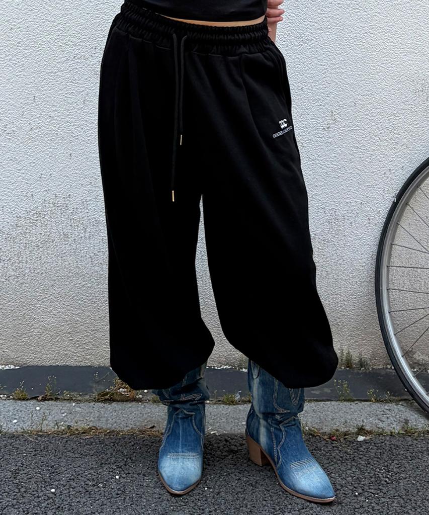 CHICKS All-Light Embroidered One-Pleat Wide Sweatpants Black