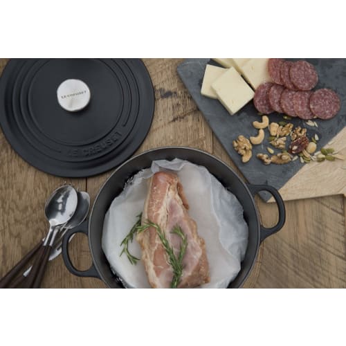 Le Creuset Cast Iron Enamel Cocotte Ronde Pot, 24 Cm, Matte Black, Gas, Induction, and Oven Compatible [Official Japanese Product]