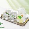 Стеклянный кувшин и стаканы для воды