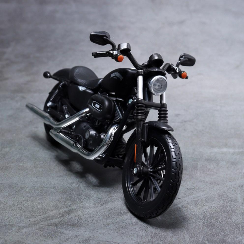 Maisto 1:12 Harley-Davidson Sportster Iron 883 Diecast Motorcycle Model (Matte Black)