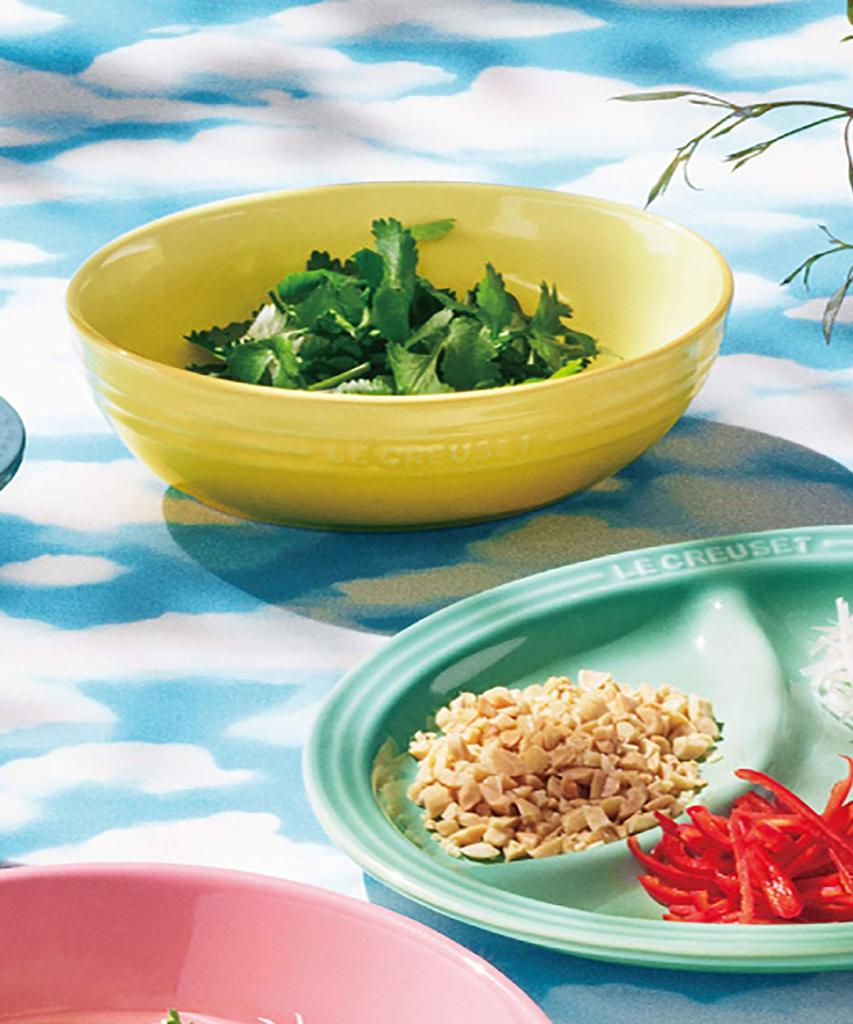Le Creuset Oval Serving Bowl, 17 cm, Rose Quartz. Heat and cold resistant, microwave and oven safe. [Official Japanese Retailer]