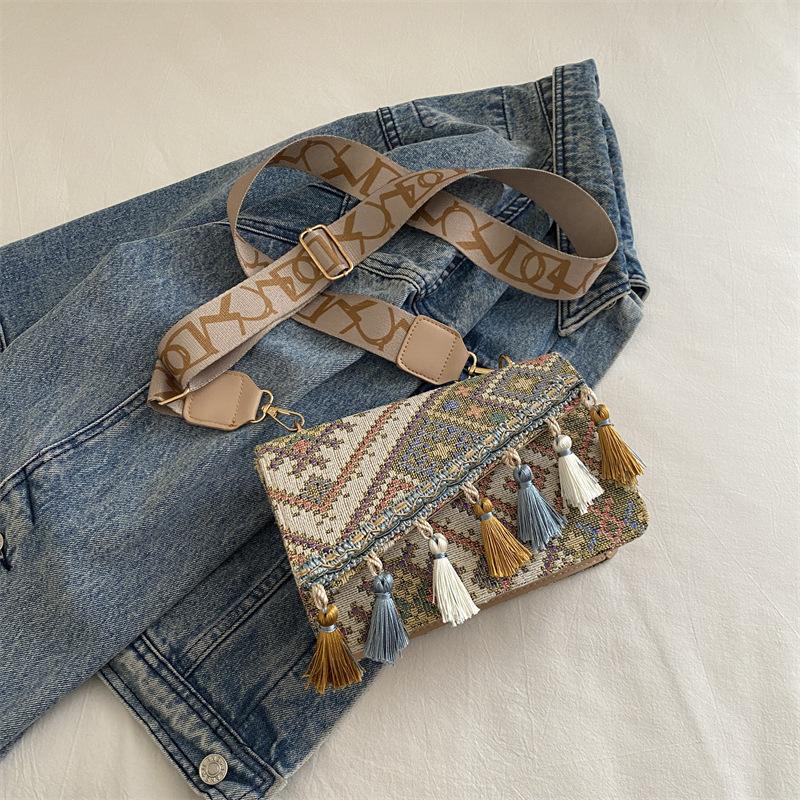 Высококачественная маленькая квадратная сумка в этническом стиле с бахромой, осенний отпускной стиль, универсальная сумка-мессенджер с широким плечевым ремнем на одно плечо