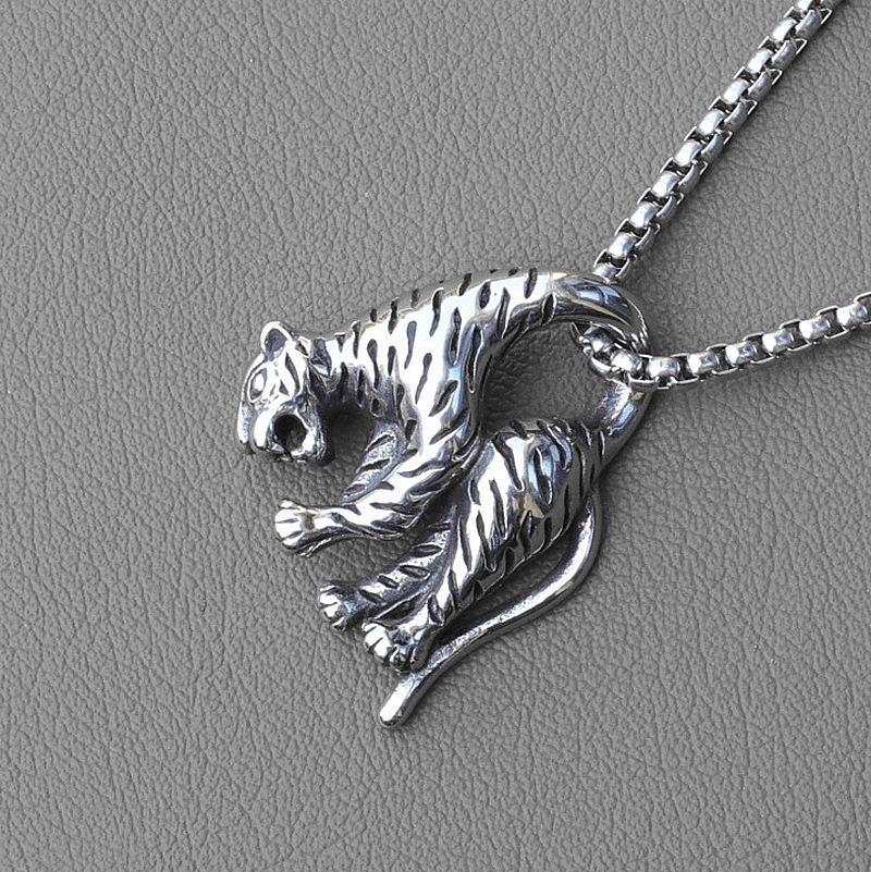 New European and American Hip Hop Jewelry Necklace Leopard Titanium Pendant Pendant ,A Gift for My Boyfriend